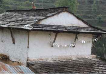 लोप हुँदै गाउँका ढुङ्गे घर