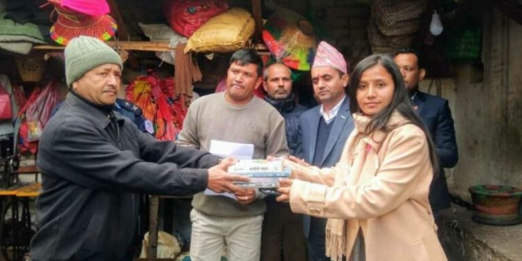 जिल्ला कारागार प्यूठानका कैदी बन्दिहरुलाई पुस्तक हस्तान्तरण