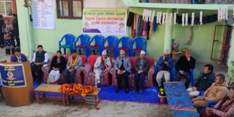 कारागारमा पुस्तक अभियान, सासंद गिरीद्धारा प्युठान कारागारमा पुस्तक हस्तान्तरण