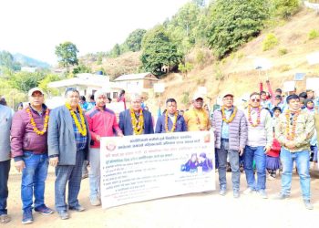 कोचिवाङ्गको ने.रा.मा.वि.का विद्यार्थिलाई साल्ट ट्रडिङ्गद्धारा आयोडिन नुन तथा स्कुल व्याग वितरण