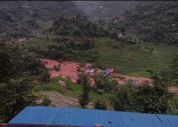 फलामे पुल र सडक बगायो बुढादेबी खोलाले बजारमा पस्यो वादी