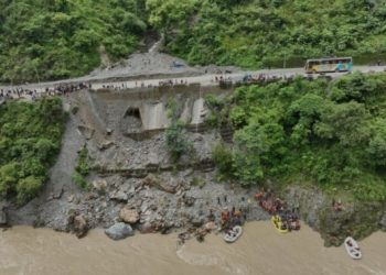 सिमलतालबाट ट्रक त्रिशूली नदी किनारमा खस्यो